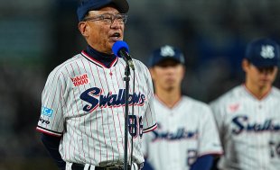 神宮球場最終戦、池山監督「来年はもっと神宮球場に傘の花が咲くように」