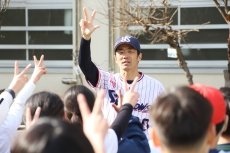三輪氏が都内の小学校と保育園を訪問！約850人の児童に対して投げ方を指導！