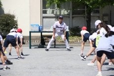 三輪氏が都内の小学校を訪問！約2500人の児童に対して投げ方を指導！