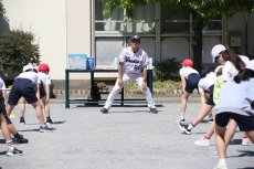 三輪氏が都内の小学校を訪問！約2500人の児童に対して投げ方を指導！