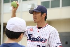 三輪氏が茨城県守谷市の小学校3校を訪問！児童に対して投げ方を指導！