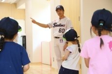 三輪氏が都内の小学校、保育園、幼稚園を訪問！約1300人の児童に対して投げ方を指導！