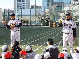熊田氏と度会氏が青山小学校で投げ方指導! 児童たちから「もっとやりたい!」