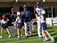 山部氏、河端氏、秋吉投手が四谷小学校で投げ方指導！「プロ野球選手も意識している大事なこと」