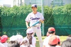 三輪氏が都内の小学校、幼稚園、保育園を訪問！約1000人の児童に対して投げ方を指導！