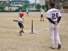 河端氏と徳山氏が狛江市立狛江第六小学校で打ち方指導！