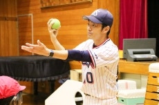 三輪氏が都内の小学校、幼稚園、保育園を訪問！約800人の児童に対して投げ方を指導！