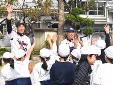 河端氏と徳山氏が練馬区立豊溪小学校で投げ方指導！