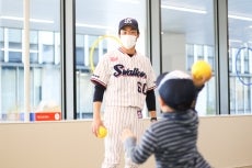 三輪氏が都内の小学校と幼稚園を訪問！約650人の児童に対して投げ方を指導！