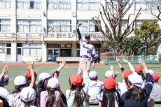 三輪氏が都内の小学校、中学校、保育園を訪問！約1500人の児童に対して投げ方を指導！