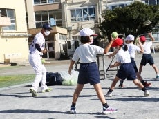 三輪氏が11月に都内の小学校を訪問！約450名の児童を指導！