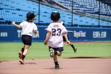 近隣地域の園児を招待し、神宮球場のグラウンドを開放！