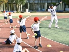 河端氏が港区高輪台小学校で投げ方指導！