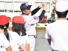 河端氏が八王子市立松が谷小学校で投げ方指導！