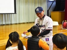河端氏と徳山氏が豊島区立仰高小学校で投げ方指導！