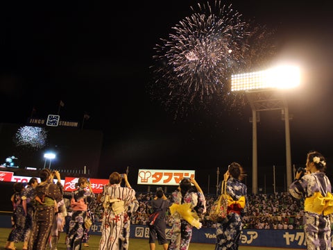グラウンドで花火鑑賞