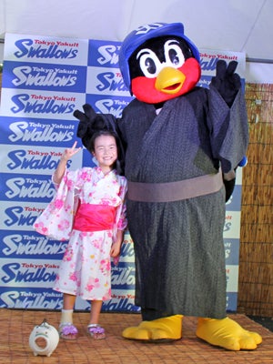 つば九郎と記念撮影