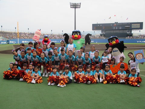 地元のジュニアチアが花添える