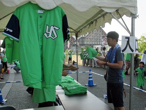 松山のファンにも燕パワーメントユニフォーム