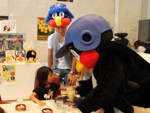 つば九郎がウエイターに