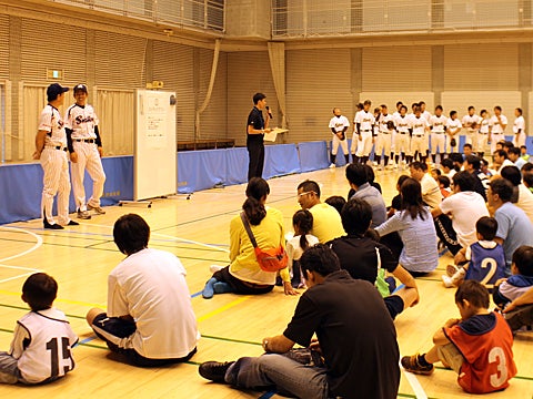 スワローズOBがちびっ子たちに野球指導