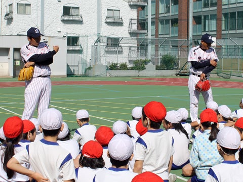 硬球に興味津々