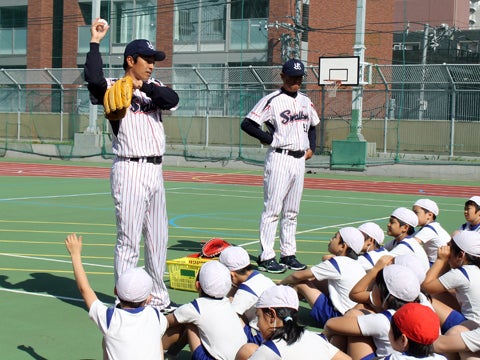 熊田氏と度会氏が赤坂小学校で投げ方指導!