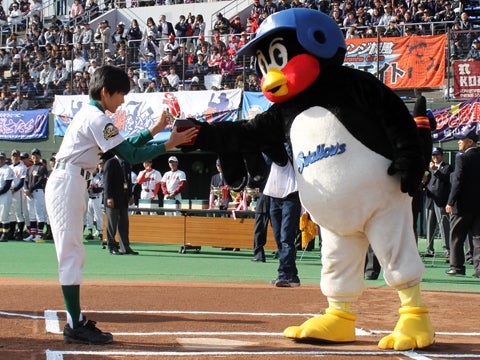 スワローズカップ返還&レプリカ贈呈