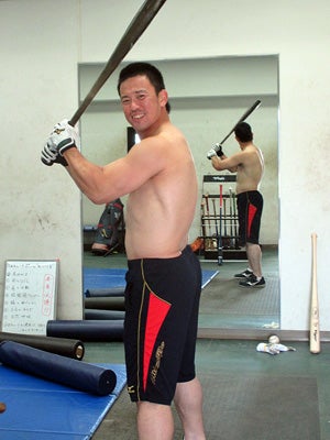 上半身裸でフルスイング