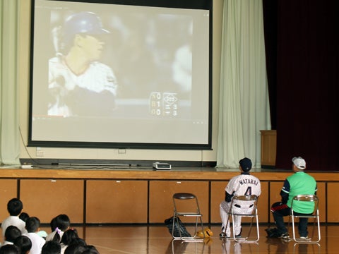 体育館がまるで球場に