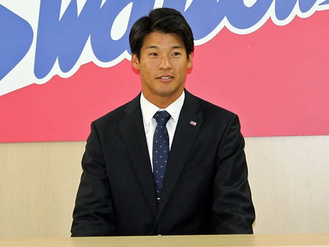 プロ初勝利・徳山投手は笑顔の更改