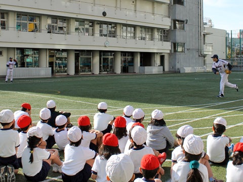 熊田氏と度会氏が青山小学校で投げ方指導!