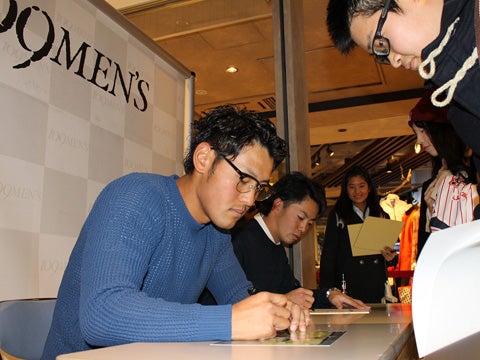 荒木選手と谷内選手が109MEN’Sでサイン会
