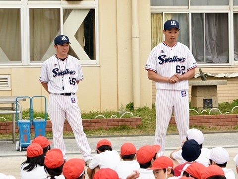 河端氏と徳山氏が練馬区立練馬東小学校で投げ方指導！