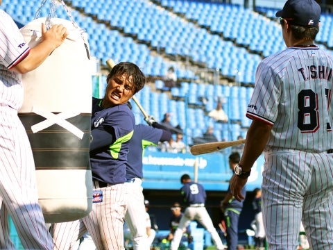 バットを振り続ける