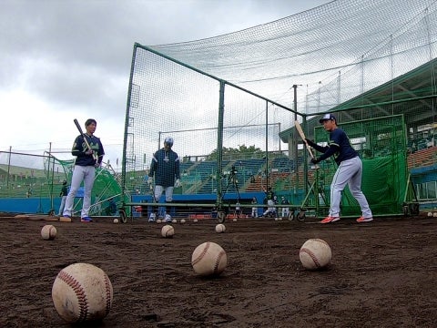 バント練習を行う小川投手