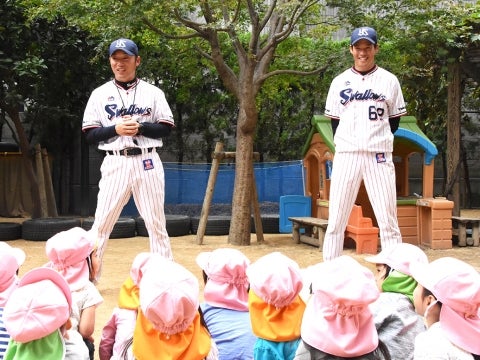 河端氏と徳山氏が南青山保育園で投げ方・打ち方指導！