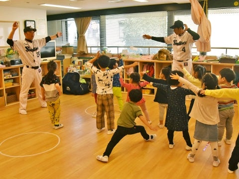 度会氏と河端氏が小学館アカデミー南青山保育園で投げ方・打ち方指導！