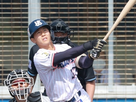 内山壮選手がタイムリーを放つ