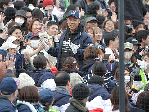 笑顔でファンと交流