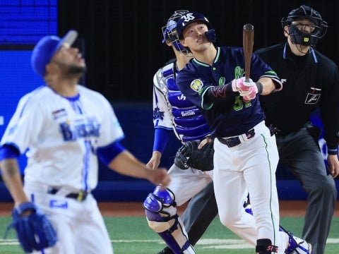 濱田選手が2号2ランを放つ
