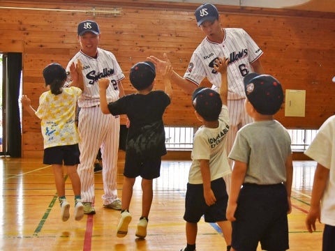 元気よくハイタッチ