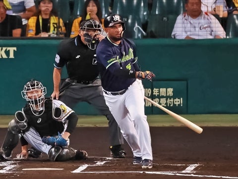 レフトへのタイムリーで先制