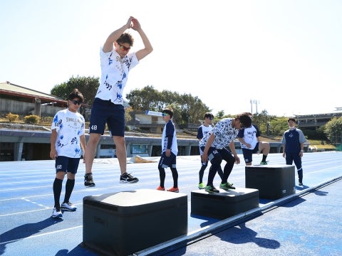 精力的にトレーニング