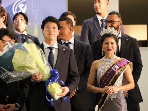 花束を受け取る山田選手