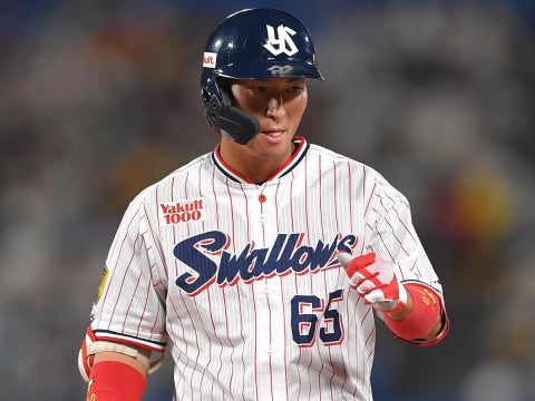 松本友選手が代打で安打を放つ