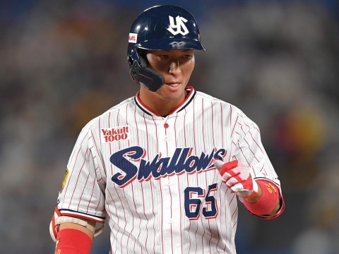 松本友選手が代打で安打を放つ