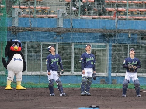 ボールを見上げるキャッチャー陣とつば九郎