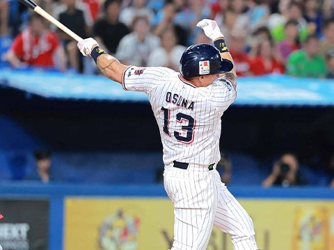 オスナ選手が勝ち越しタイムリーを放つ