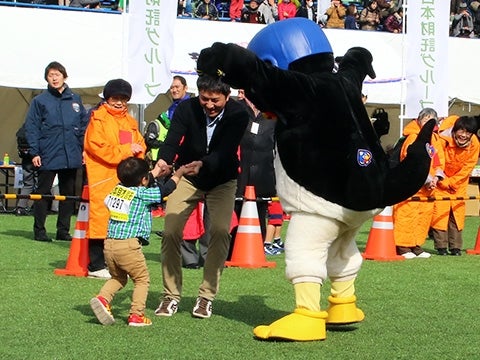 ちびっ子にも容赦せず